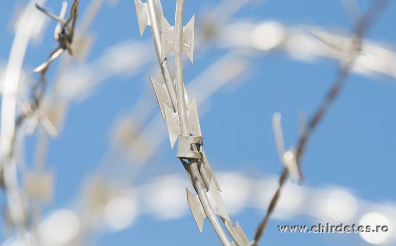 NATO háló pengés kerítés drótfonat drótháló vadháló oszlop kapu NATO háló pengés kerítés drótfonat drótháló vadháló oszlop kapu