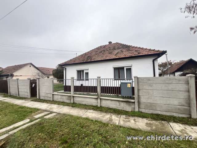 Sarkad teleki részén a vasútállomáshoz közel 2 szobás jó állapotú ház Sarkad teleki részén a vasútállomáshoz közel 2 szobás jó állapotú ház