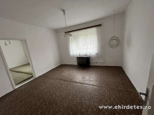 Sarkad teleki részén a vasútállomáshoz közel 2 szobás jó állapotú ház Sarkad teleki részén a vasútállomáshoz közel 2 szobás jó állapotú ház