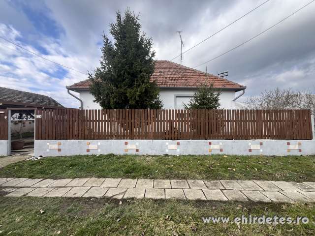 Sarkadon eladásra kínálunk egy jó állapotú 2 szobás kertes házat Sarkadon eladásra kínálunk egy jó állapotú 2 szobás kertes házat