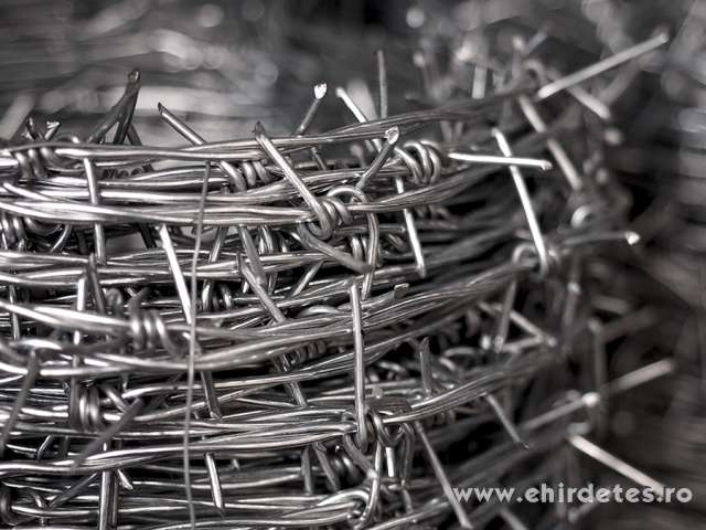 Szögesdrót drótfonat drótkerítés vadháló drótháló kerítés oszlop Szögesdrót drótfonat drótkerítés vadháló drótháló kerítés oszlop