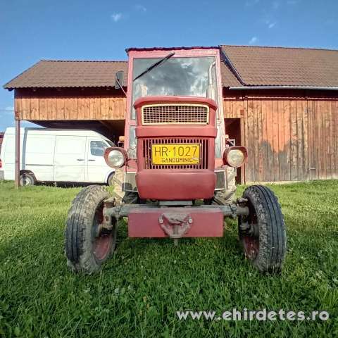 Universal 445 traktor és szekér Universal 445 traktor és szekér