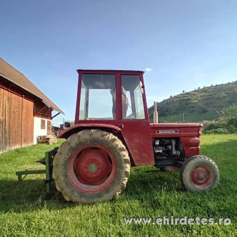 Universal 445 traktor és szekér Universal 445 traktor és szekér