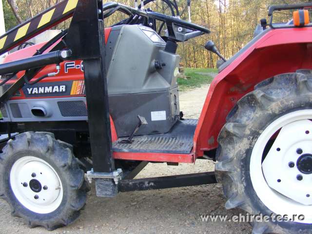 Yanmar kis traktor homlokrakodóval