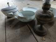 Régiségek asztalok székek festménye