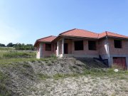 Székelyudvarhelyen Kadicsfalván eladó félkész ház 25 ár telekkel