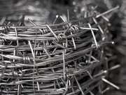 Szögesdrót pengés huzal drótháló drótfonat drótkerítés kerítés oszlop